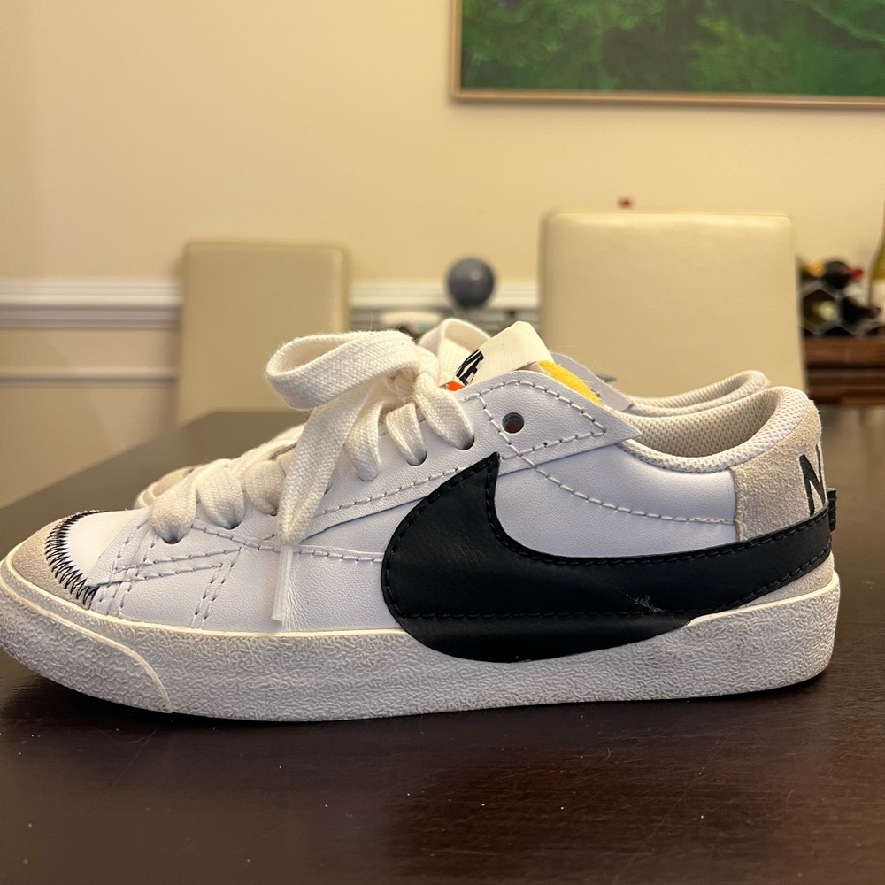 Nike Women’s White and Black Sneakers 8.5